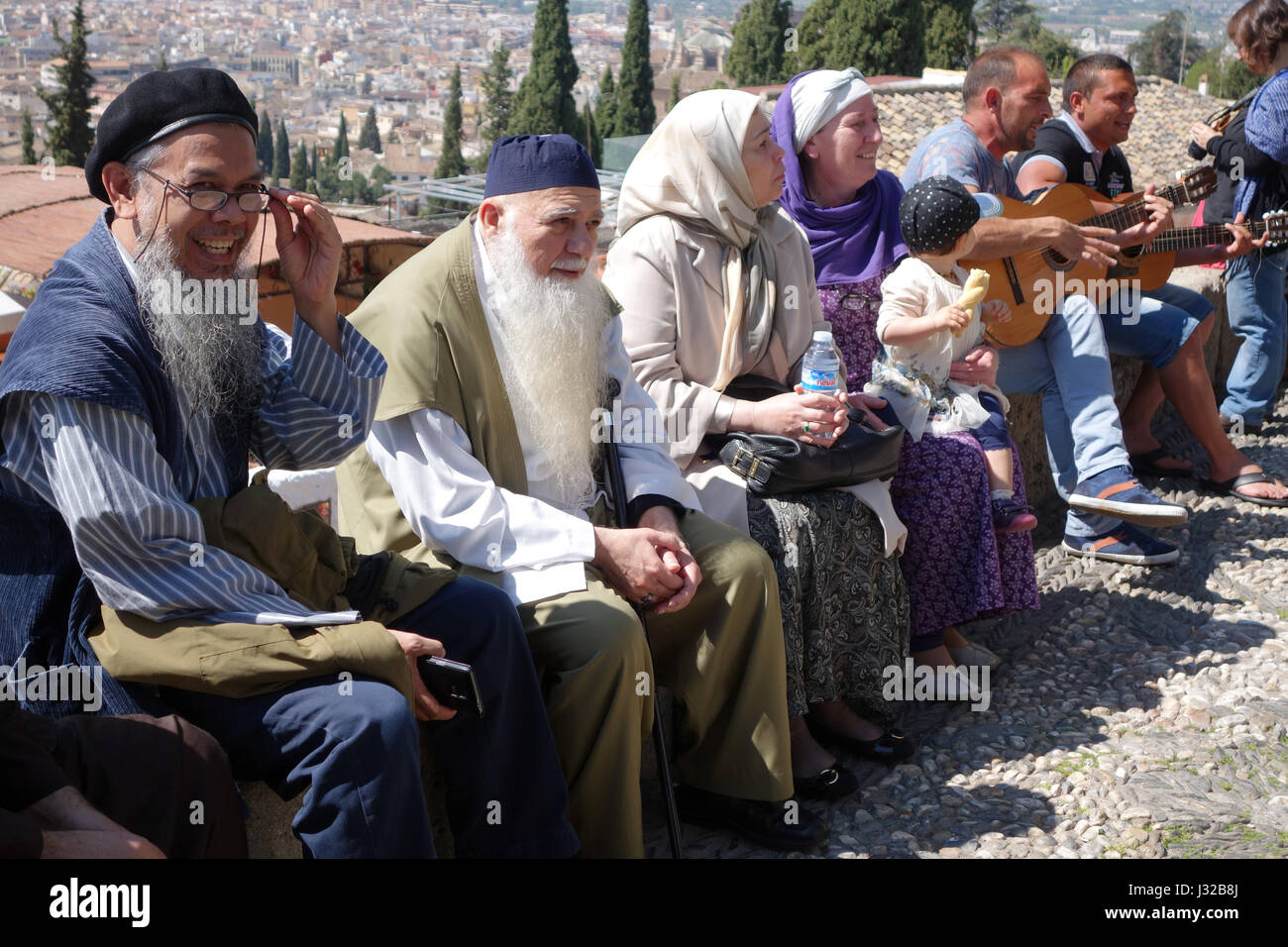 Shaykh Hisham Kabbani Lebanese-American prominente sufi musulmani a Granada Spagna e Hajjah Naziha Adil e la famiglia e gli amici . Foto Stock