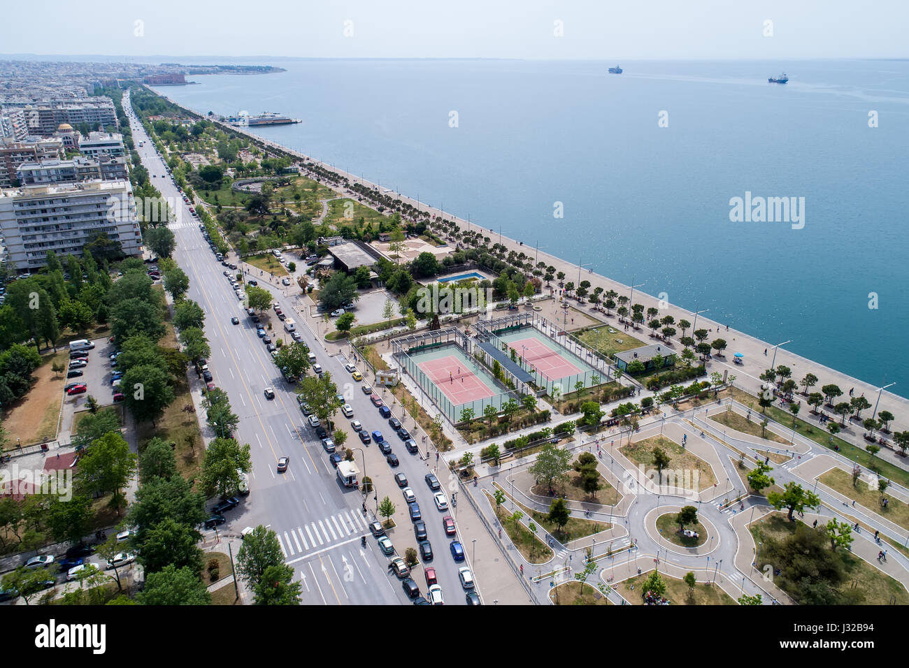 Salonicco, Grecia - 1 Maggio 2017: vista aerea del nuovo parco e il lungomare della città di Salonicco Foto Stock