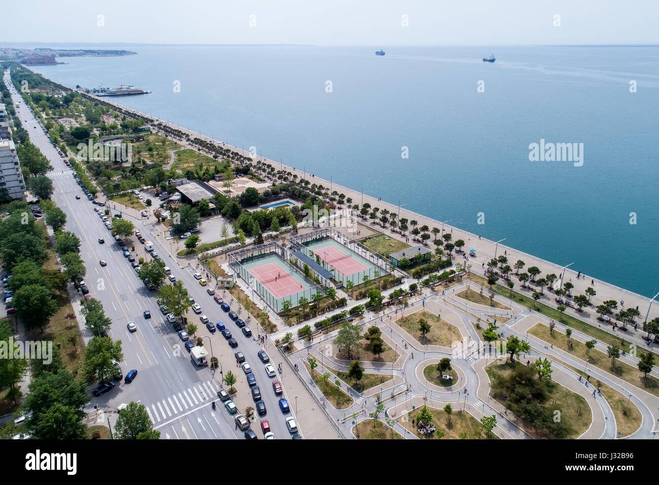 Salonicco, Grecia - 1 Maggio 2017: vista aerea del nuovo parco e il lungomare della città di Salonicco Foto Stock