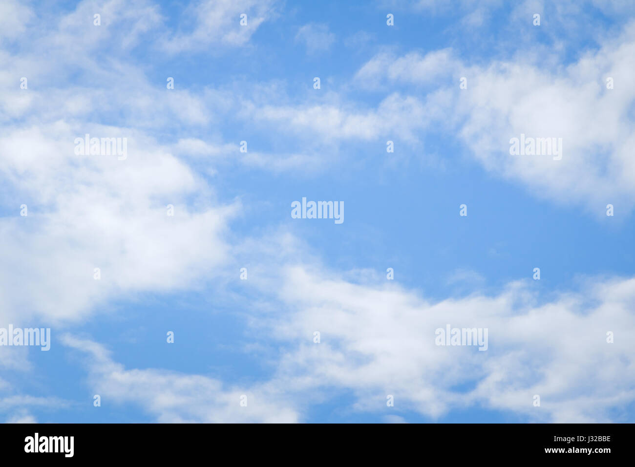 Cielo blu con il bianco Sfondo nuvola Foto Stock
