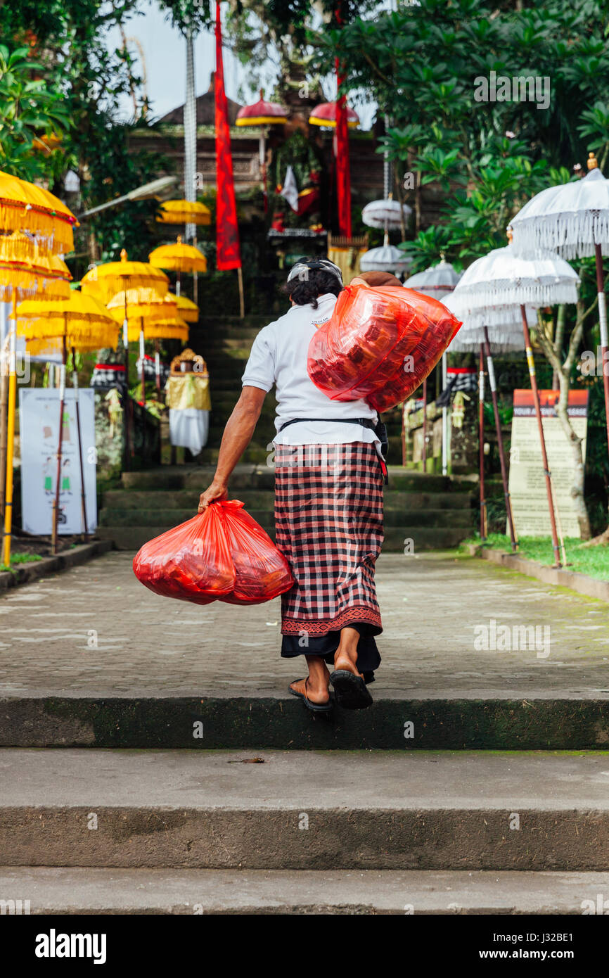 UBUD, Indonesia - 2 marzo: l uomo in stile balinese tradizionale vestiti passeggiate su per le scale durante la celebrazione prima Nyepi (Giorno Balinese di silenzio) su Ma Foto Stock