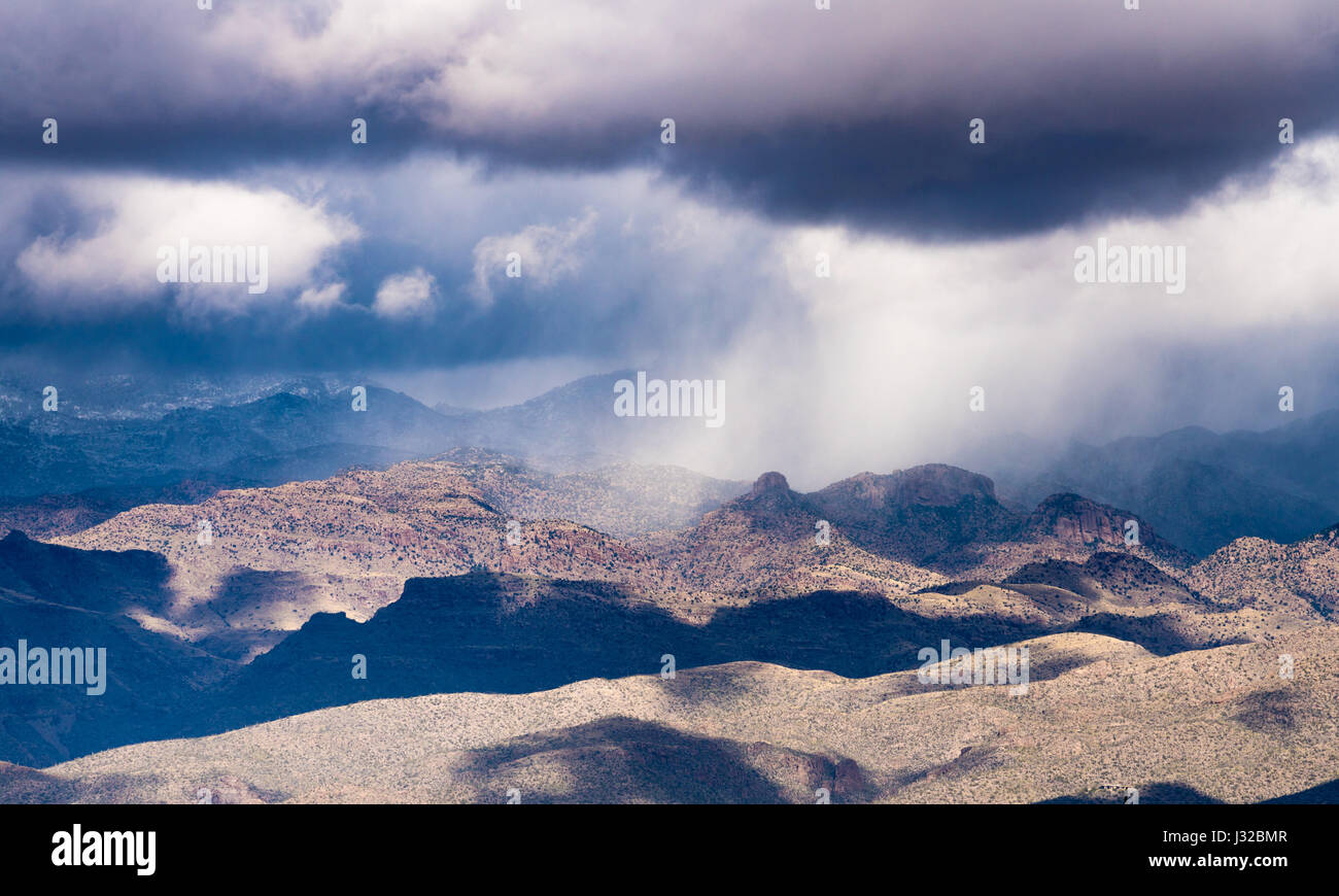 Tempesta su montagne Santa Catalina nel deserto al di fuori di Tucson, Arizona, Stati Uniti d'America Foto Stock