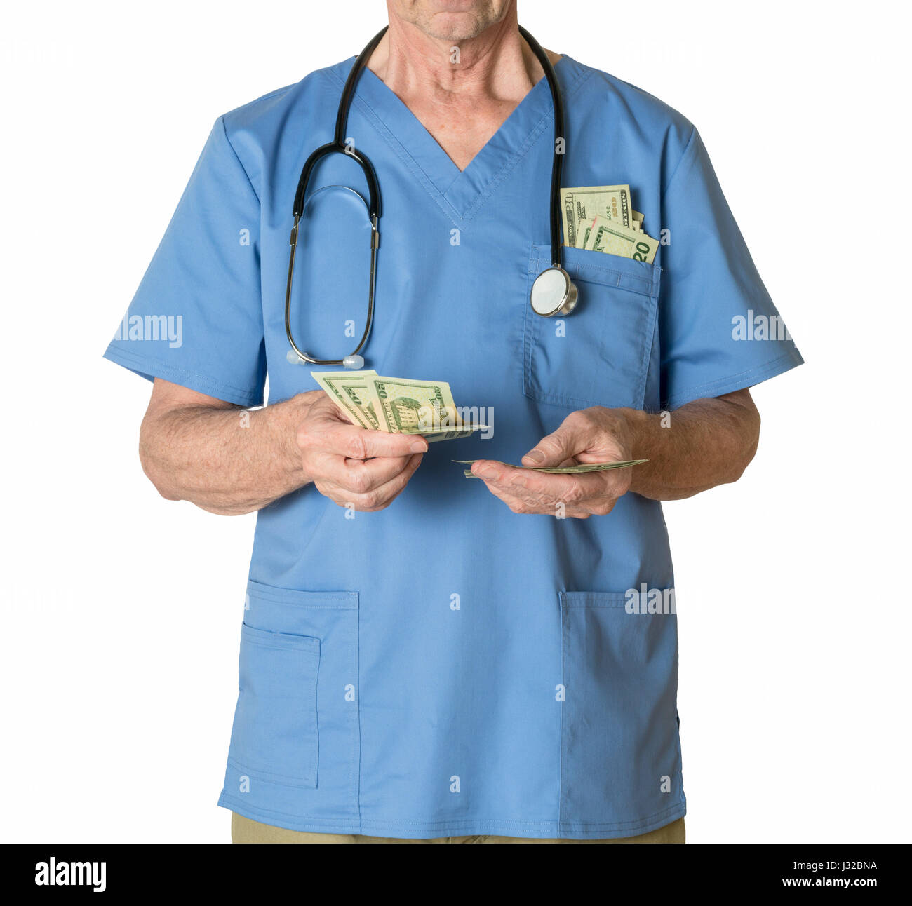 Dottore in scrubs conteggiare denaro pagamento - assistenza sanitaria, assicurazione medica, medicare le bollette concept Foto Stock