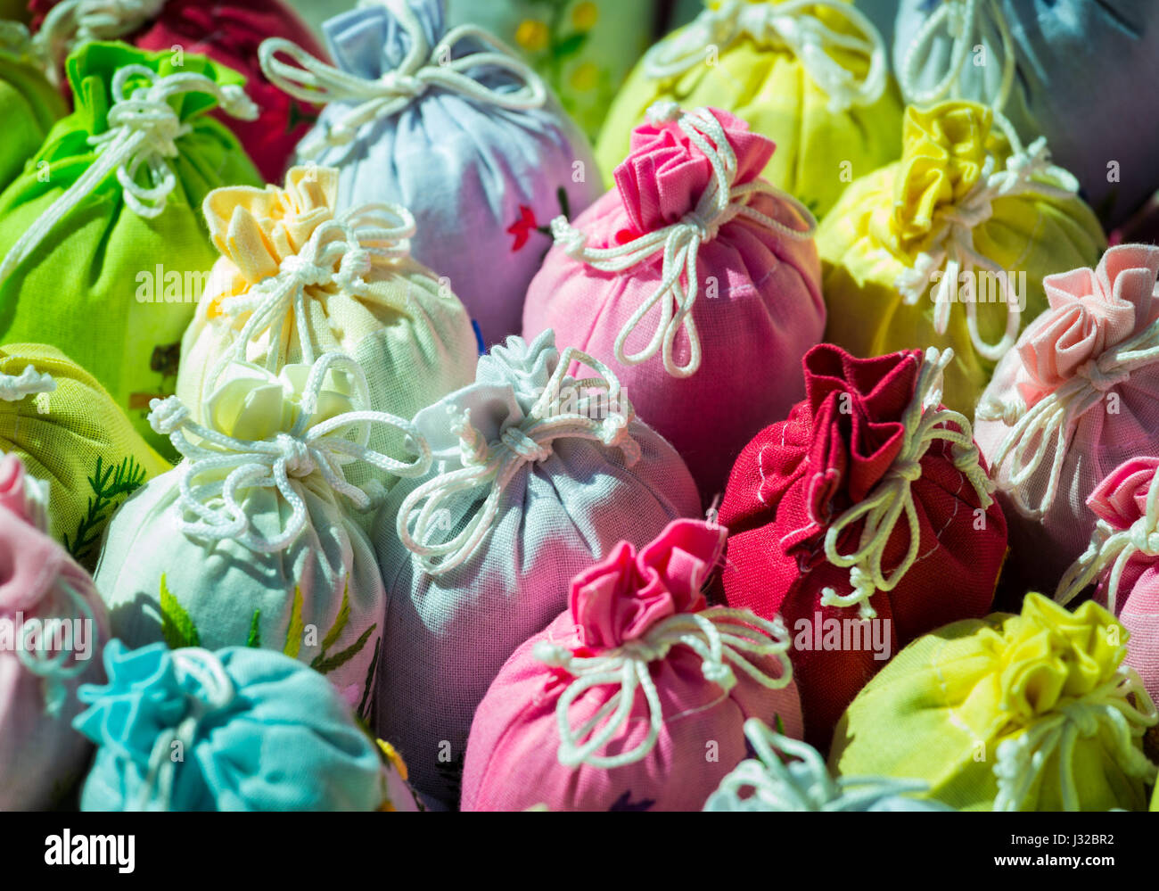 Colorati sacchetti di lavanda ricamato panno regalo sacchi legati con spago Foto Stock