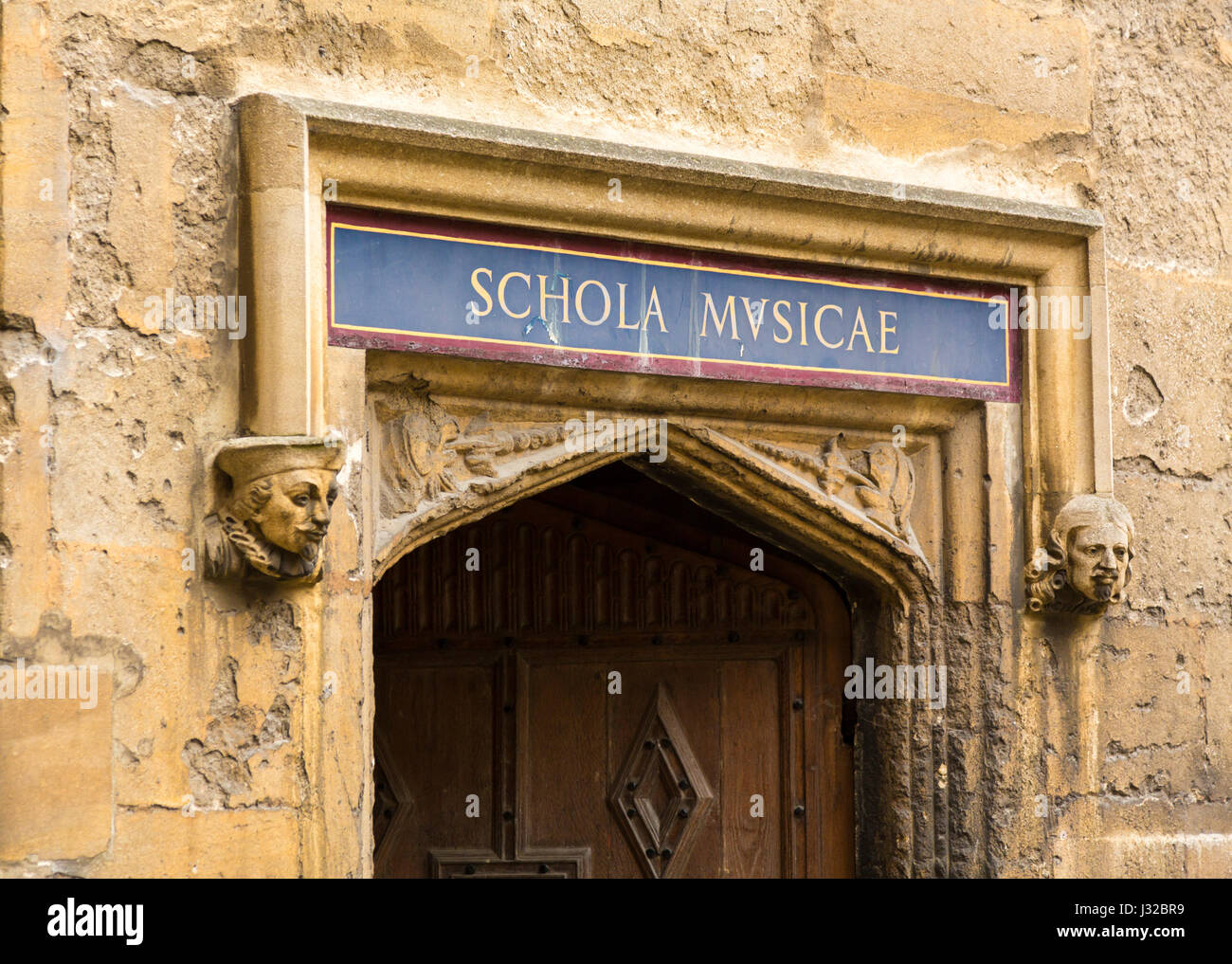In legno intagliato porta in ingresso alla scuola di musica presso la Libreria di Bodleian università di Oxford, England, Regno Unito Foto Stock