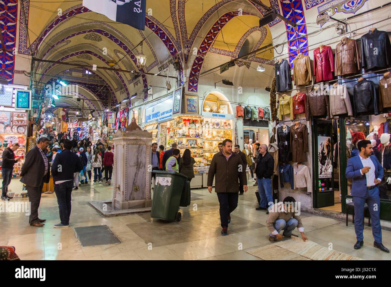 I membri del pubblico a piedi attorno a Istanbul il Grand Bazaar, in Turchia. Foto Stock