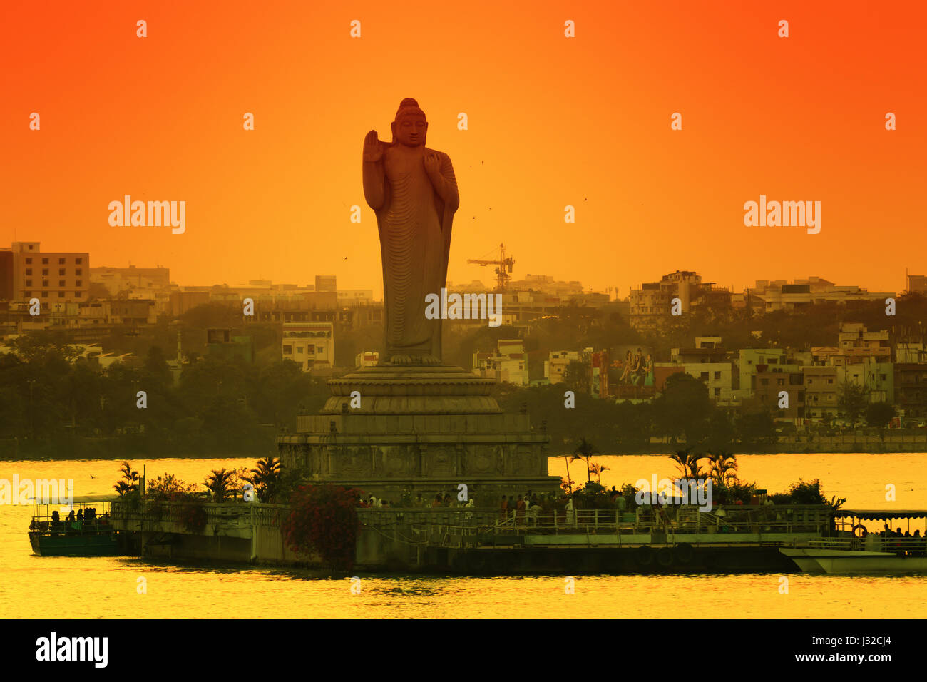 La statua del Buddha di Hyderabad è un monolito situato in India. Essa è più alte del mondo monolito di Gautama Buddha Foto Stock