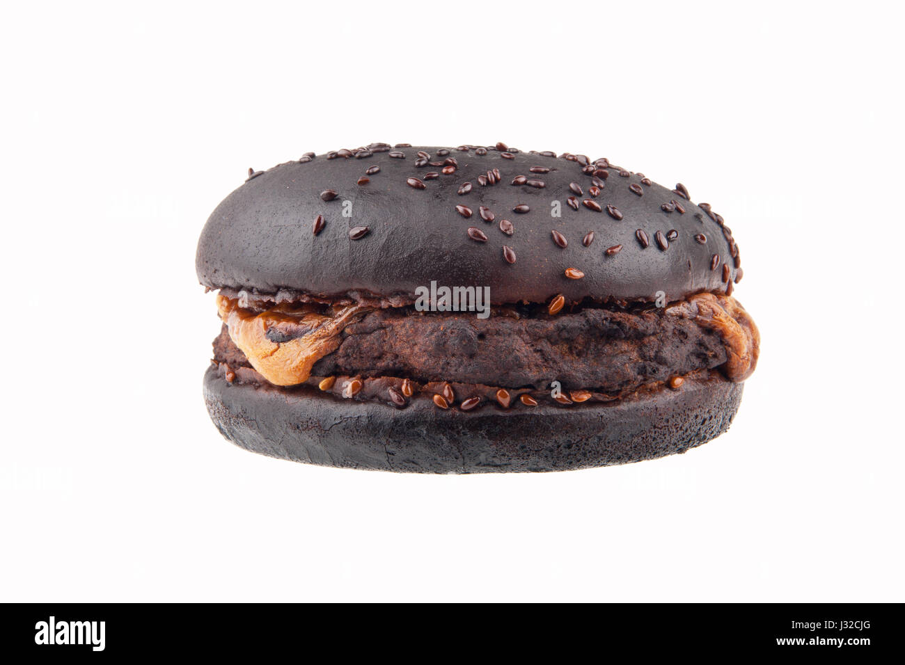 Bruciare calorie. Bruciò burger isolato con sfondo bianco Foto Stock
