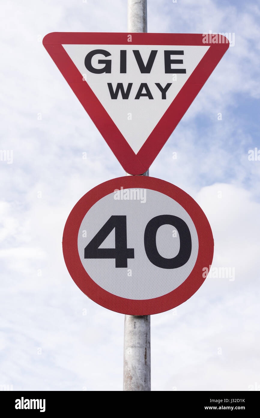 Urban 40 miglia per ora limite di velocità e dare modo segno utilizzato nel Regno Unito Foto Stock