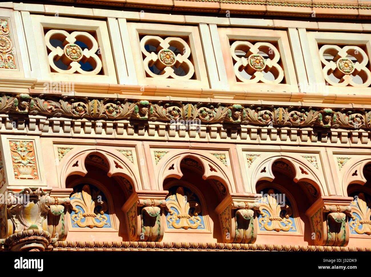 Primo piano della terra cotta facciata mostra la bella architettura del consolidato edificio del centro di Columbia, nella Carolina del Sud. Foto Stock