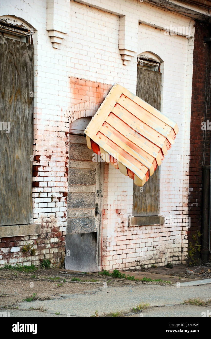 Motivi della Columbia stato di salute mentale ospedale rientra in disreapair. Tenda sopra la porta si blocca tramite una vite ed erbacce sono cresciuti tra crepe Foto Stock