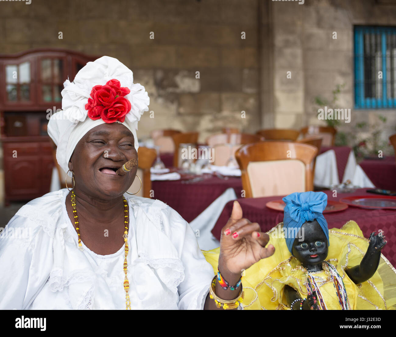 Le ragazze a promuovere il museo di arte coloniale in Havana Cuba Foto Stock