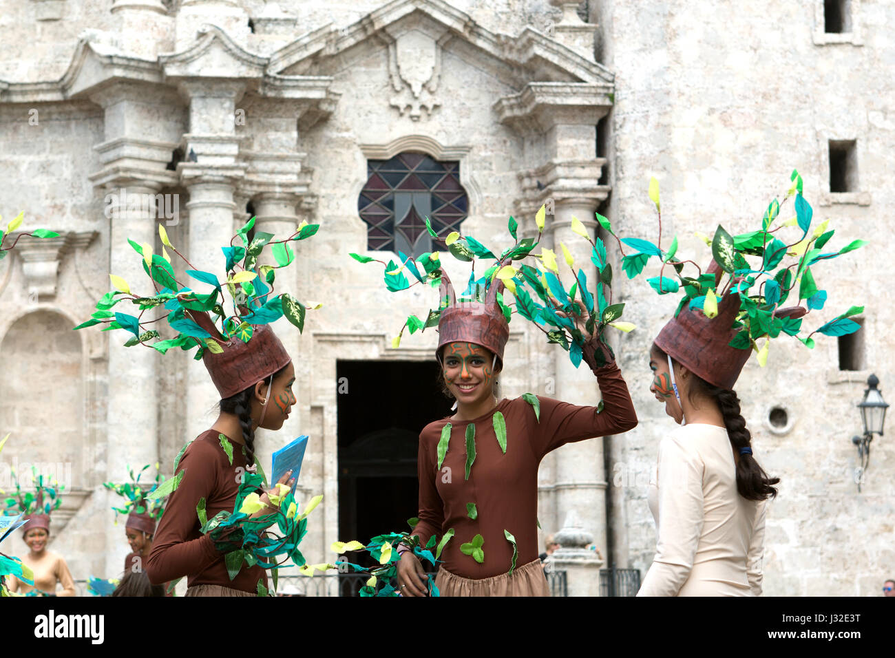 Le ragazze a promuovere il museo di arte coloniale in Havana Cuba Foto Stock