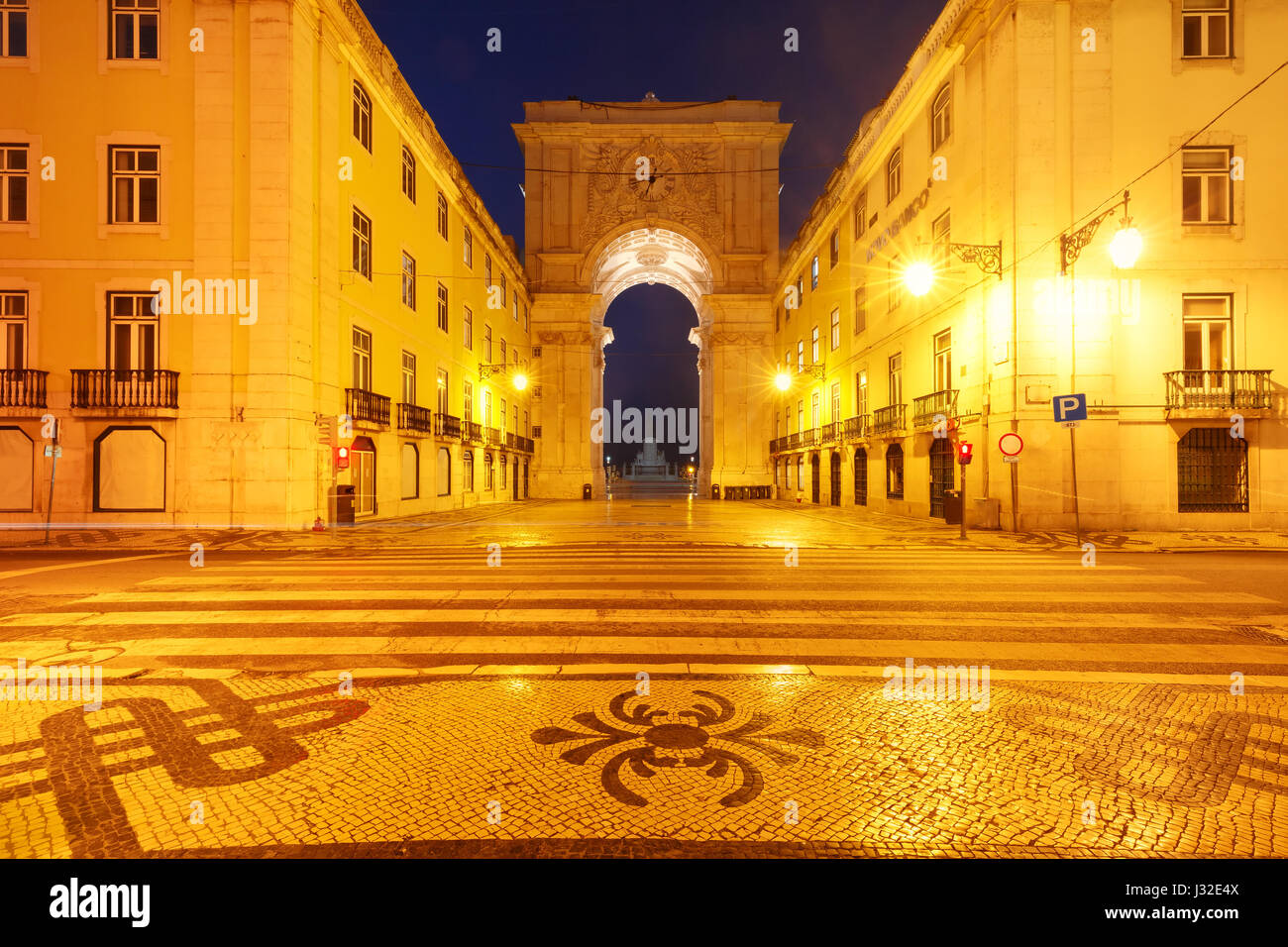 Piazza del commercio di notte a Lisbona, Portogallo Foto Stock