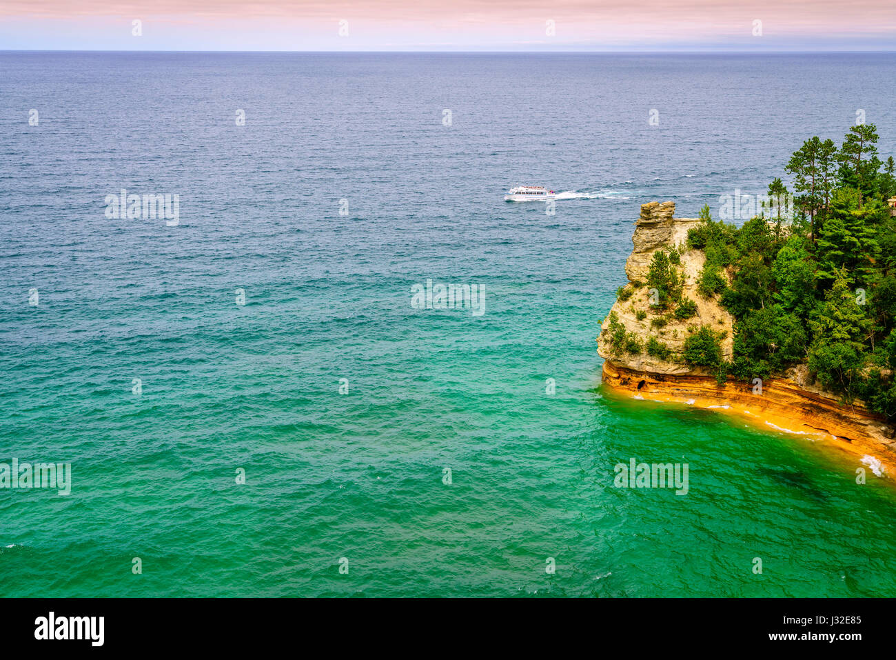Vista panoramica di minatori Castle rock formazione in Pictured Rocks National Lakeshore sulla Penisola Superiore, Michigan Foto Stock