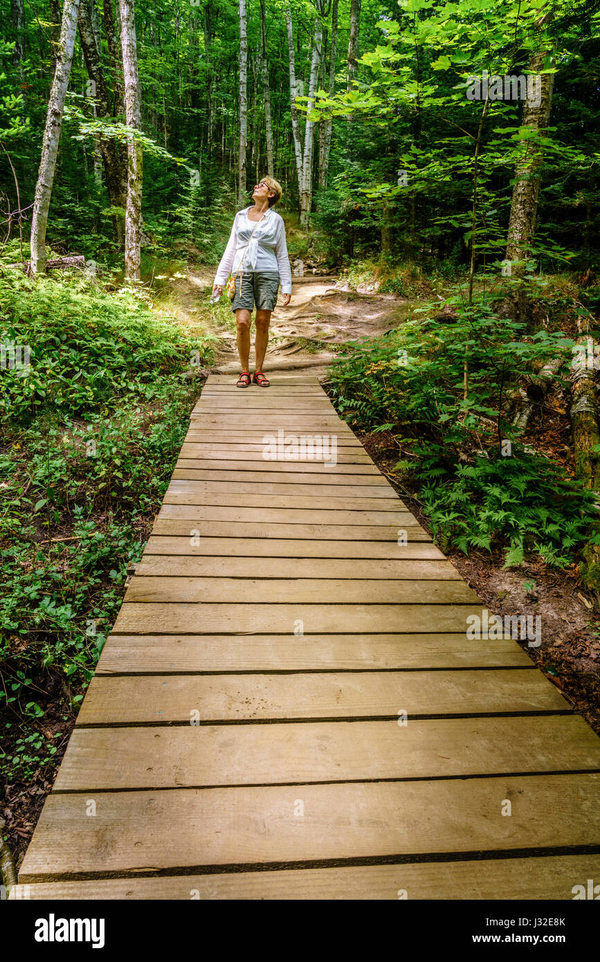 Una donna su un sentiero in Pictured Rocks National Lakeshore, Michigan Foto Stock
