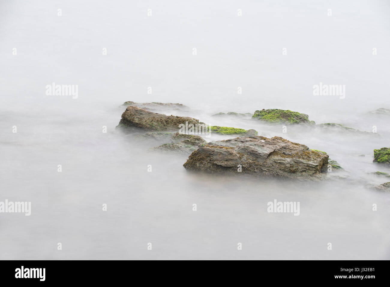 Le onde del mare sulle rocce al Cliff Walk in Rhode Island Foto Stock