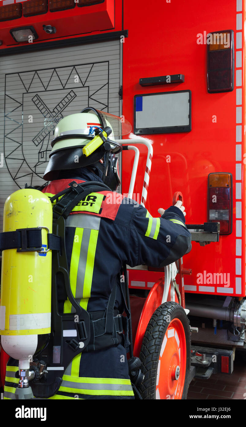 Vigile del fuoco tedesco in azione con serbatoio di ossigeno e la maschera Foto Stock