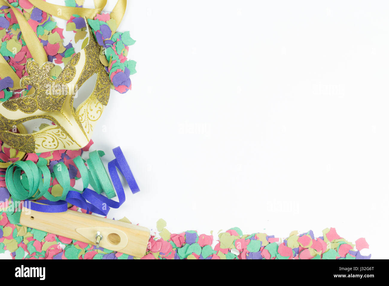 Il carnevale maschera veneziana con coriandoli e stelle filanti su sfondo  bianco Foto stock - Alamy