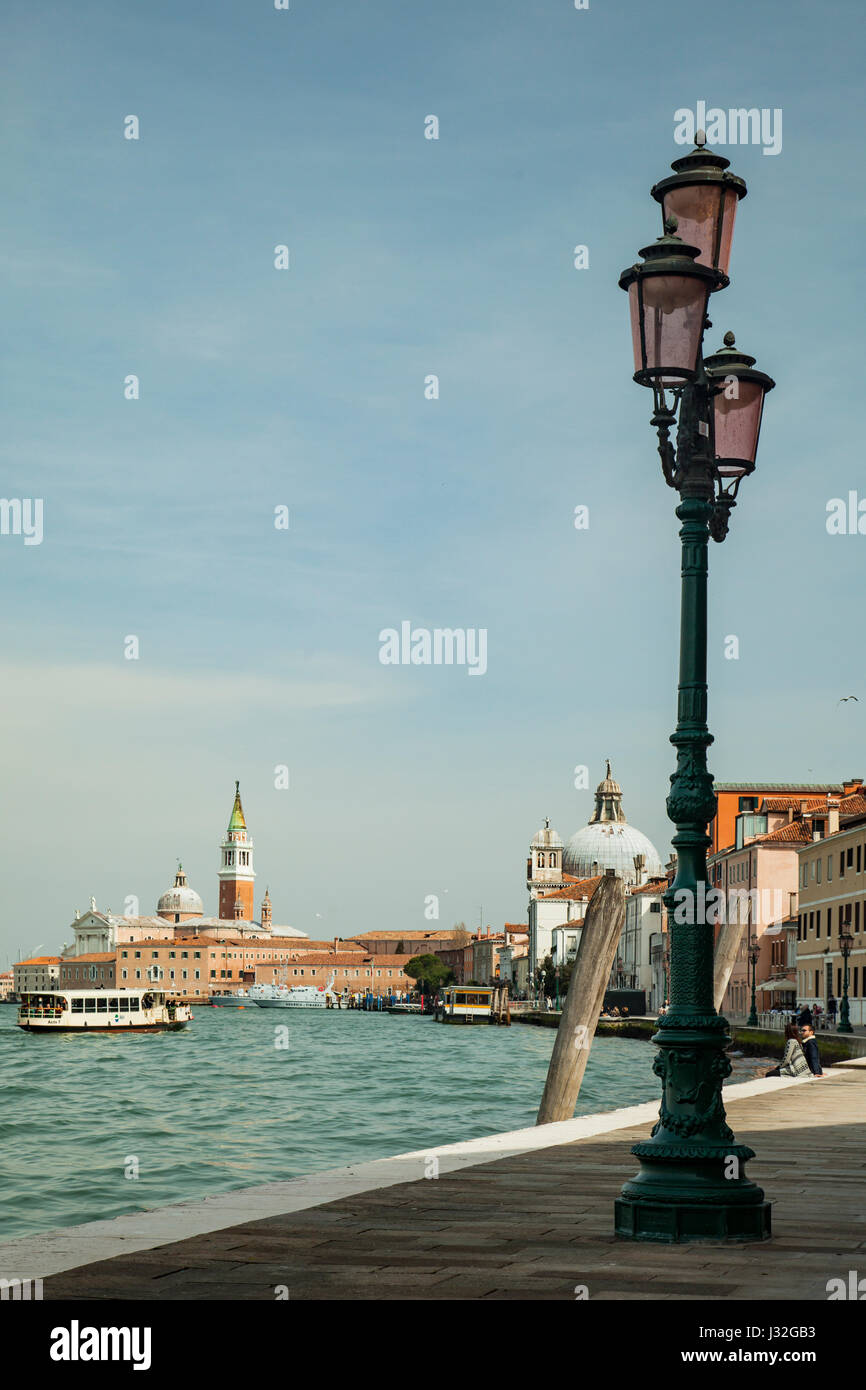 Isola della Giudecca a Venezia. Chiesa di San Giorgio Maggiore all'orizzonte. Foto Stock