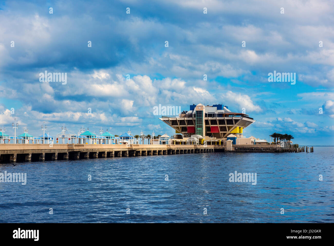 Le onde del mare sulle rocce al Cliff Walk in Rhode Island Foto Stock