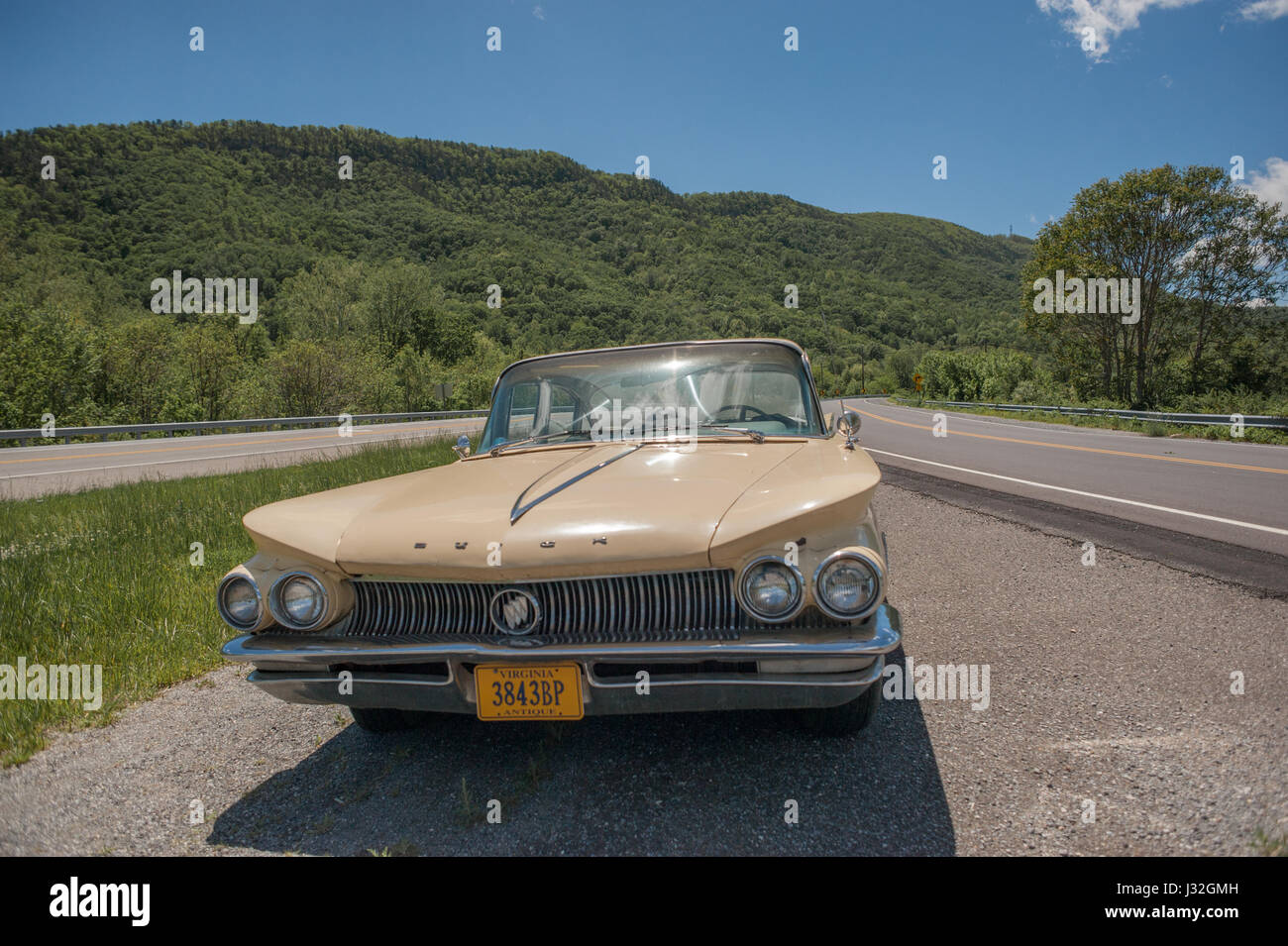 EAGLE ROCK, VIRGINIA AL 2 MAGGIO 2017: UN 1960 Buick Lesabre parcheggiata dal lato della strada. Foto Stock