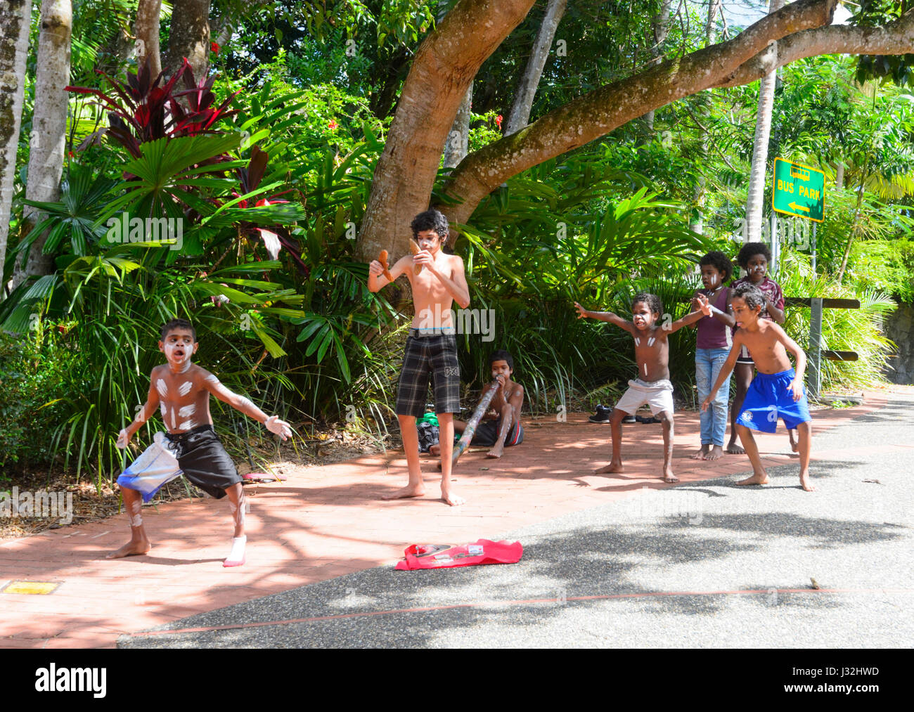 Giovani ragazzi aborigeni eseguendo una danza per strada e di Kuranda, estremo Nord Queensland, vicino a Cairns, FNQ, QLD, Australia Foto Stock