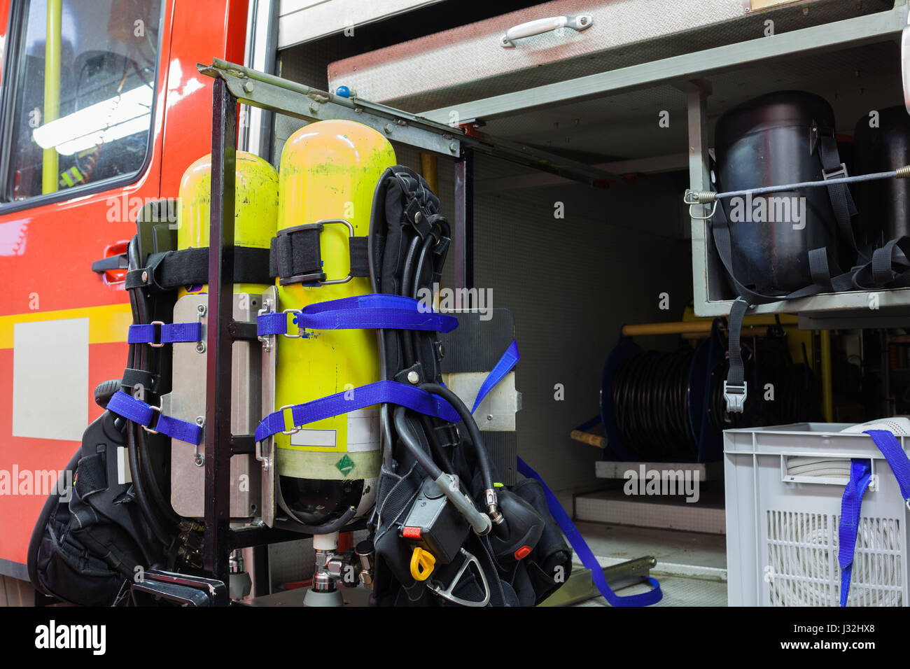 Il tedesco fire carrello con attrezzatura serbatoio di ossigeno e le maschere di ossigeno Foto Stock