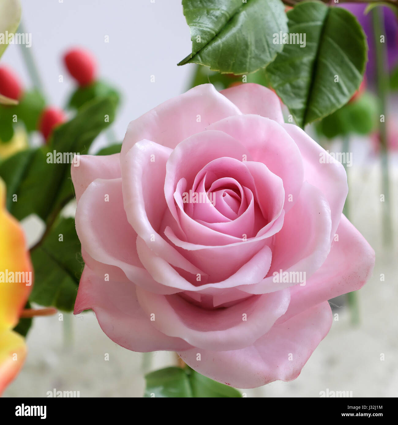 Meravigliosa arte di argilla, close up di rosa rosa fiori bellissimi fiori  artificiali di artigianato con sapiente Foto stock - Alamy