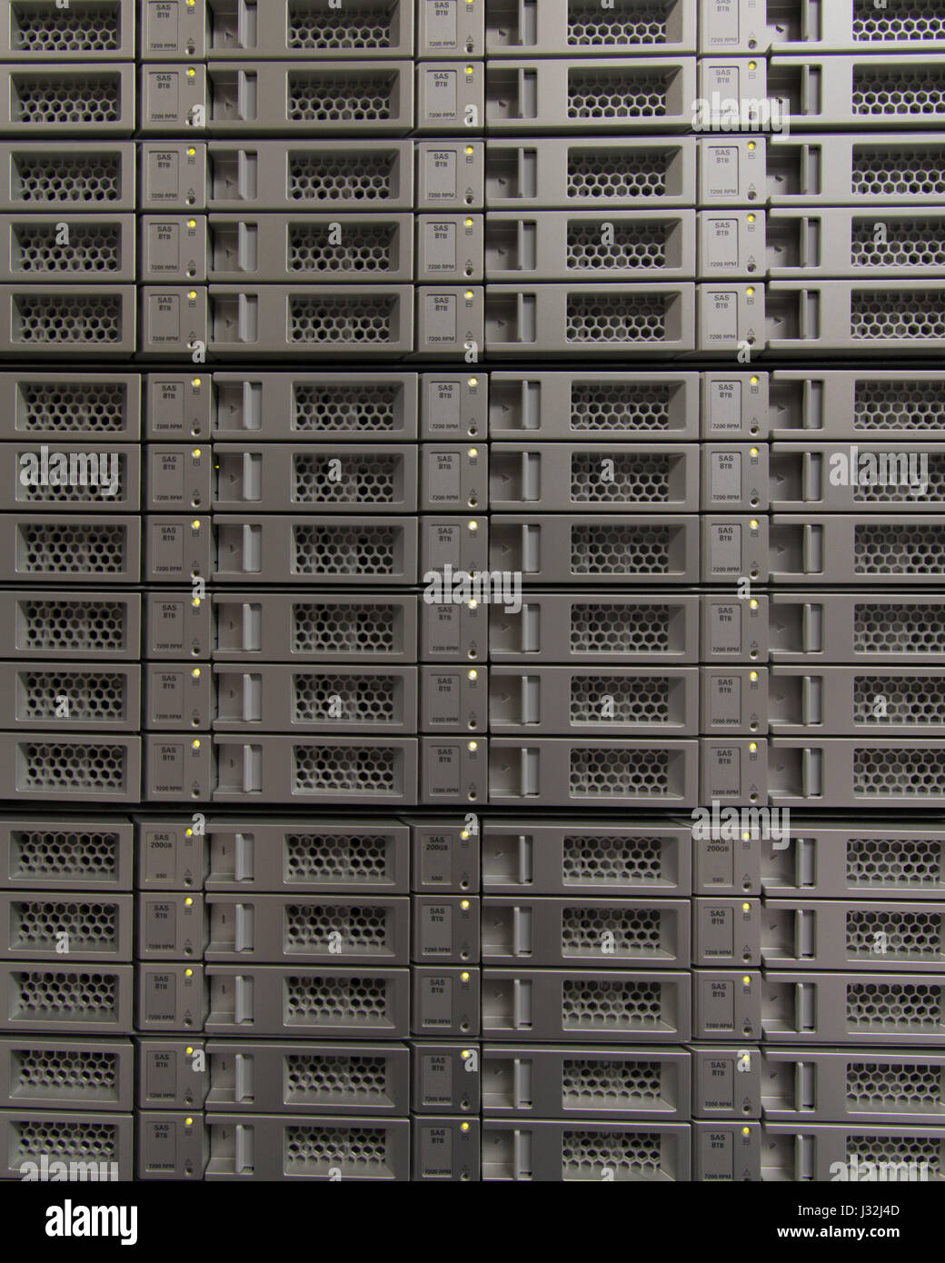 Un mazzetto di unità disco in un array di archiviazione in un centro dati Foto Stock
