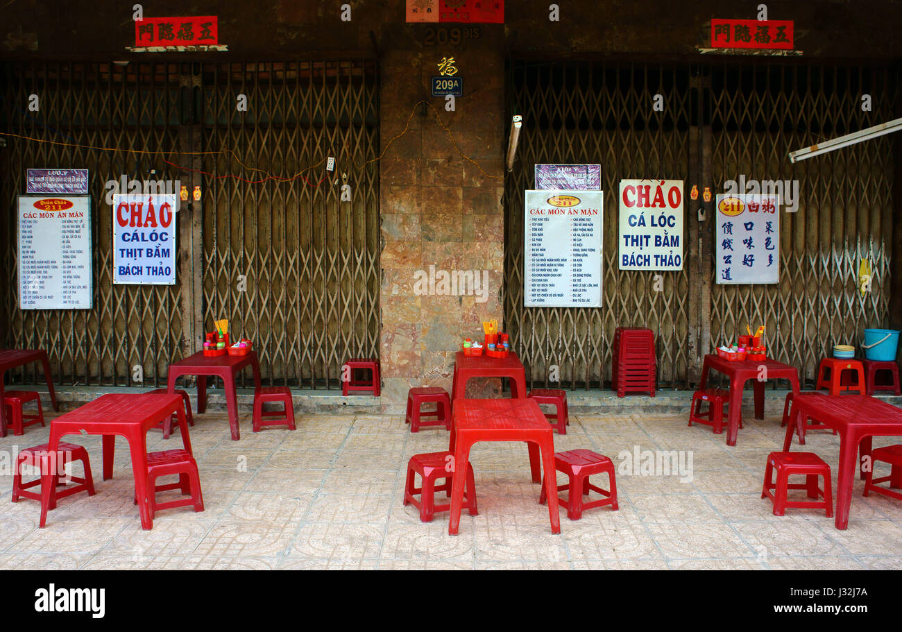 Ho Chi Minh city, Viet Nam, mobili in plastica al marciapiede ristorante per la prima colazione, il negozio di alimentari in Vietnam con comodità, veloce ma non la sicurezza alimentare Foto Stock