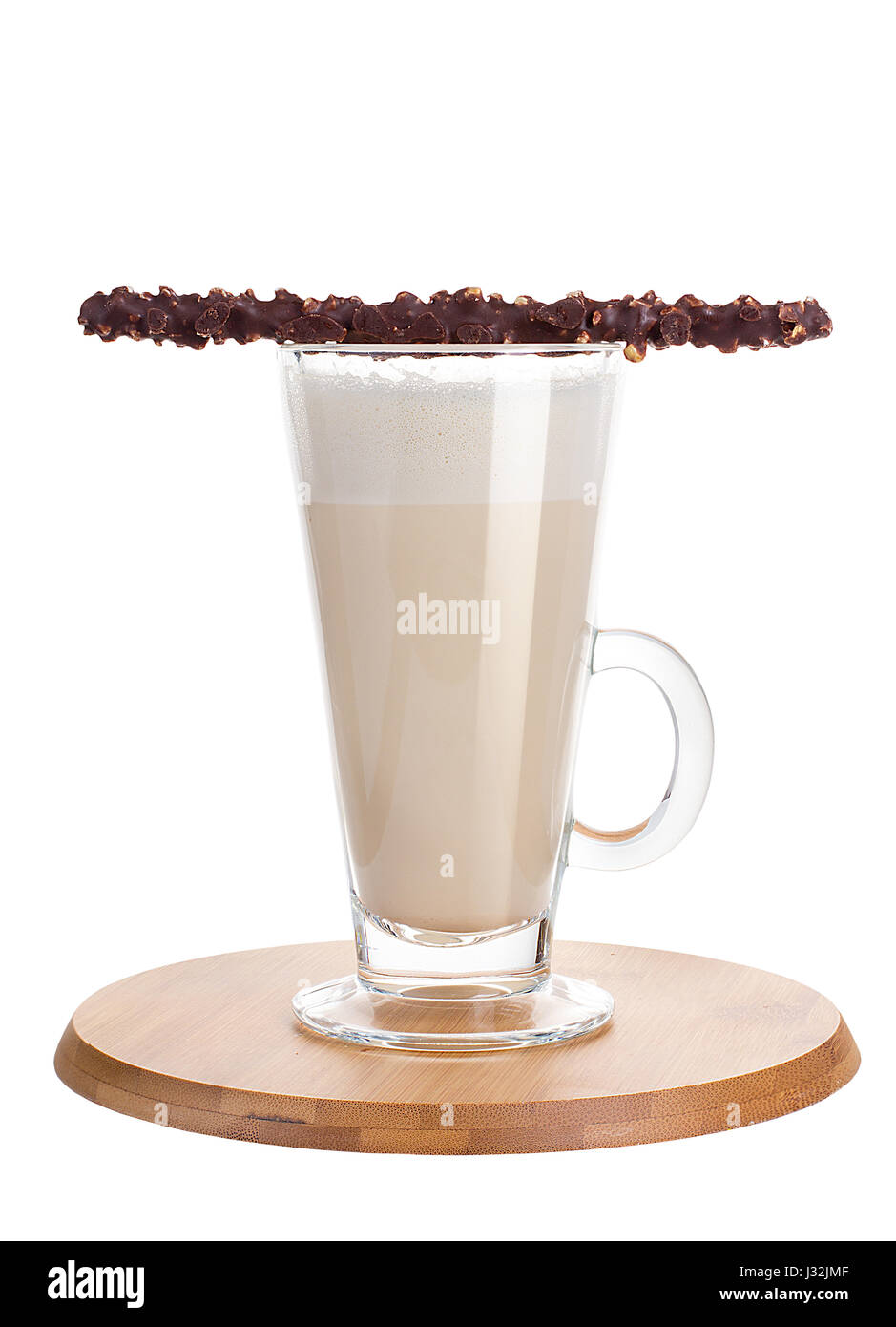 Cioccolata calda con panna montata in una tazza, isolato su bianco. Il cacao con stick di cioccolato per dessert. isolato Foto Stock