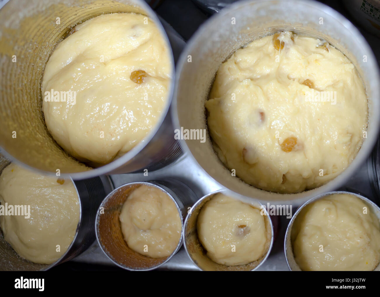 Sfoglia con uvetta disposte in una forma circolare ed è preparato per la cottura in forno dopo sorge a. Forme di diverso diametro e altezza e aiuto Foto Stock