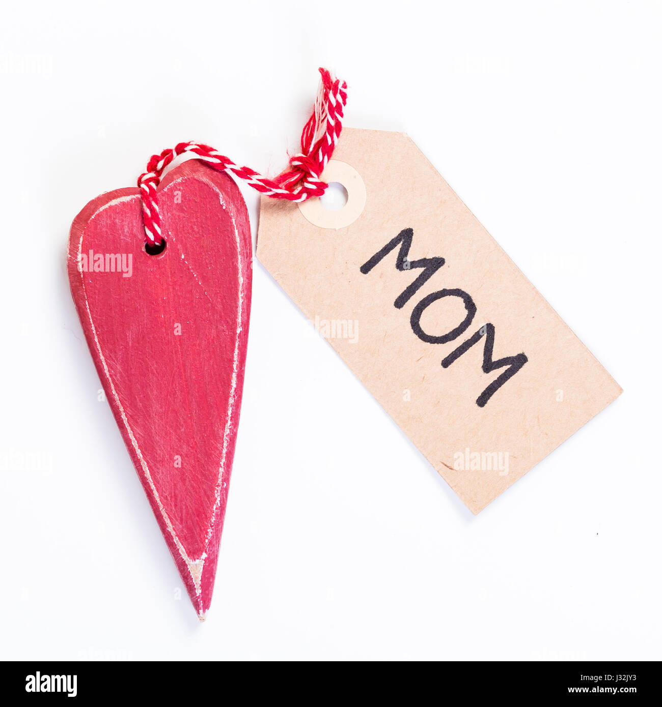In legno rosso a forma di cuore dono di decorazione con un tag dicendo di MOM per la festa della mamma Foto Stock