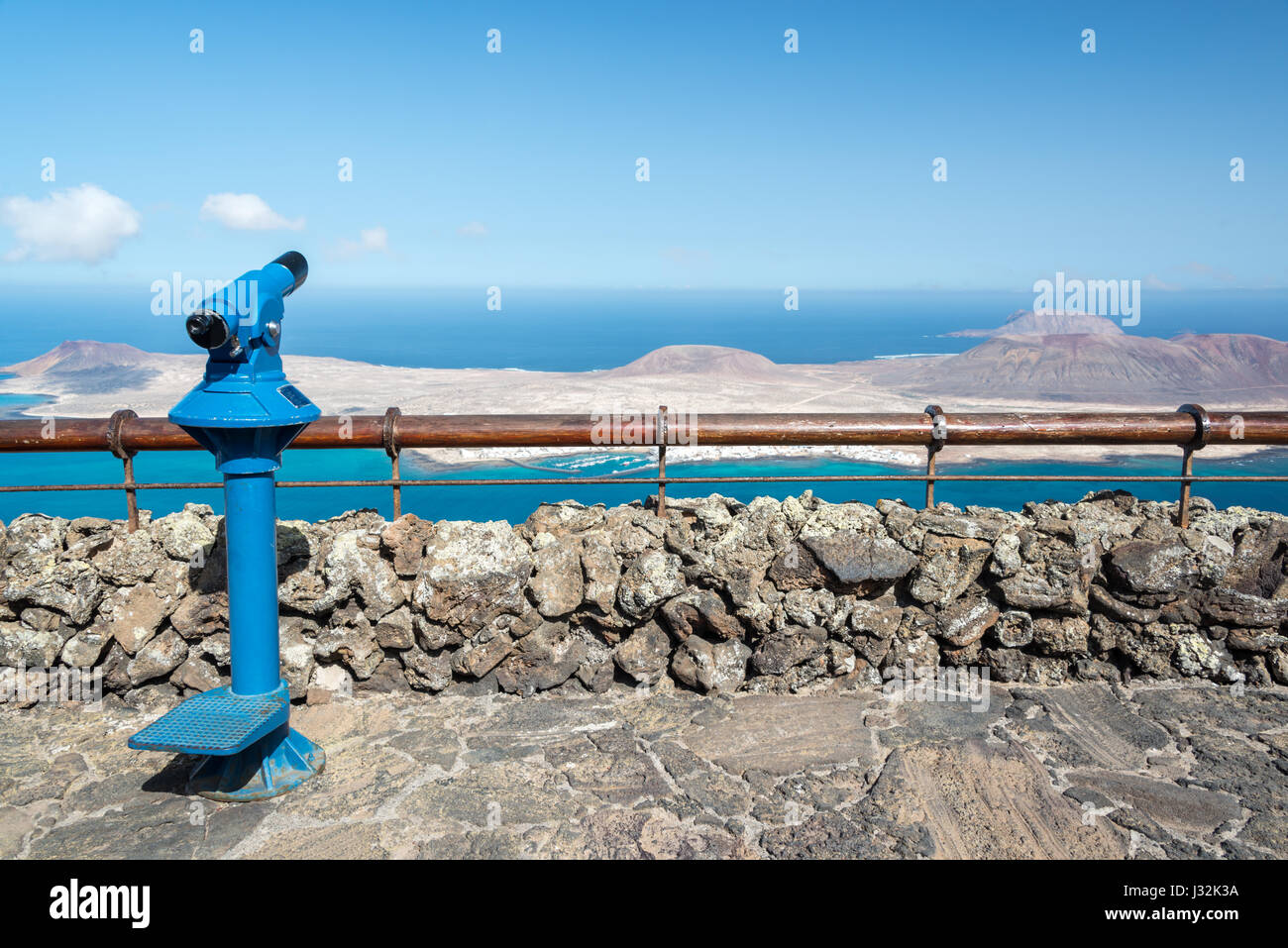 Tourist binocolo nel Mirador del Rio a Lanzarote, Isole canarie, Spagna Foto Stock