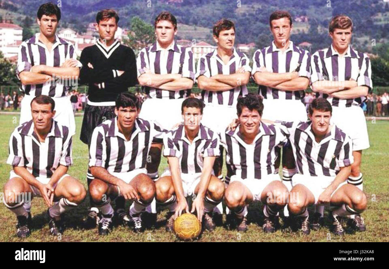 Questa immagine mostra il roster e i momenti chiave della Juventus Football Club durante la stagione 1964-1965, un periodo nella ricca storia del calcio del club. Foto Stock