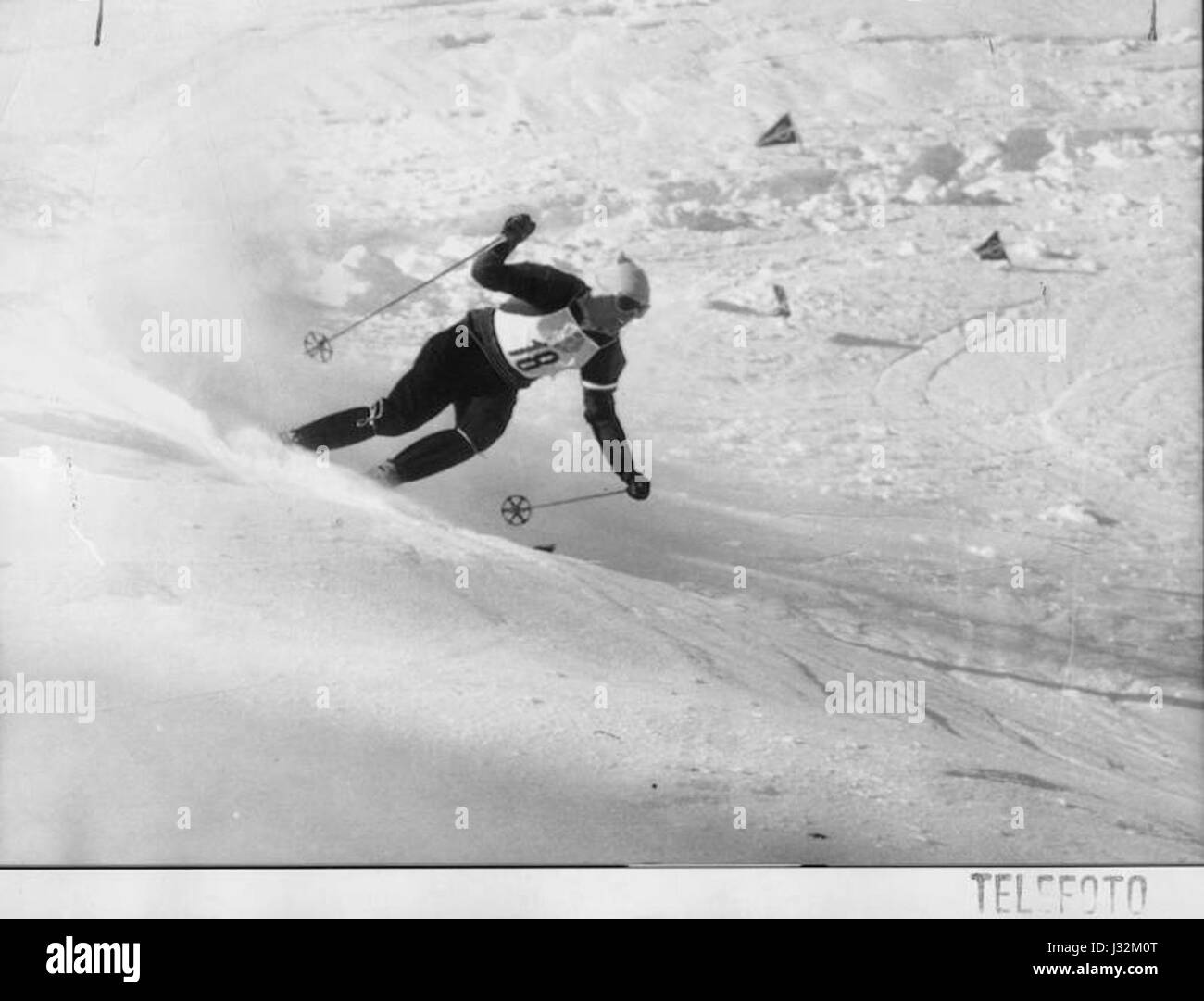 Toni Sailer gareggia nello slalom gigante alle Olimpiadi invernali 1956 a Cortina d'Ampezzo. Leggendario sciatore alpino, Sailer ha vinto diverse medaglie d'oro, consolidando la sua eredità nello sport e facendo la storia nei 1956 giochi. Foto Stock