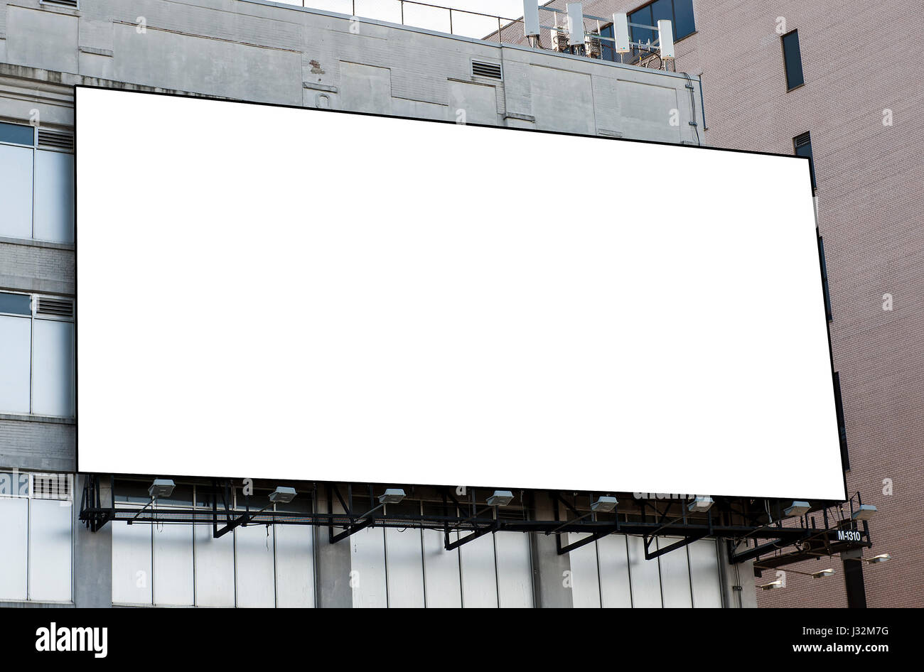 Un grande vuoto billboard urbano con spazio di copia Foto Stock