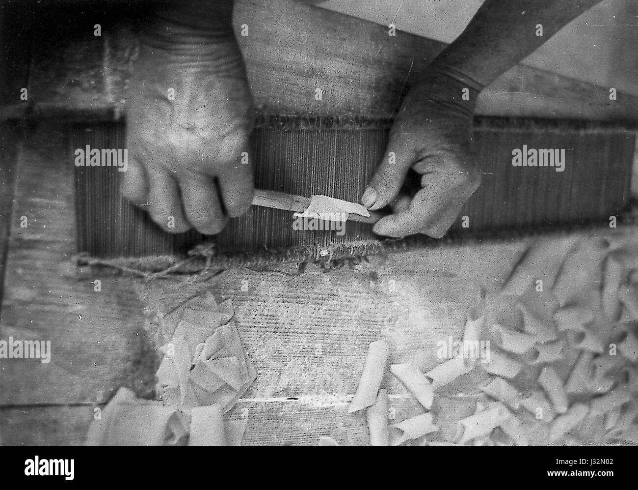 Questa frase italiana si traduce in "preparazione domestica dei maccheroni pettinati”. Si riferisce probabilmente a una ricetta tradizionale italiana che prevede un tipo di pasta fatta in casa con uno strumento simile a un pettine. Foto Stock