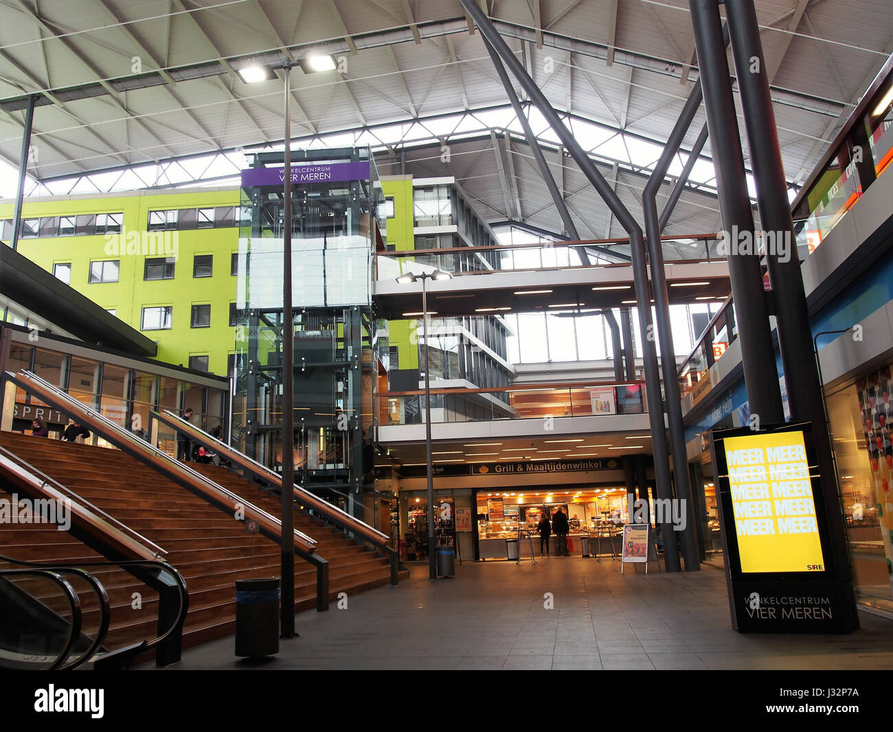 Questa immagine raffigura il centro commerciale Vier Meren, un centro commerciale situato nei Paesi Bassi. Il centro offre una varietà di negozi, che offrono esperienze sia al dettaglio che di svago. Foto Stock