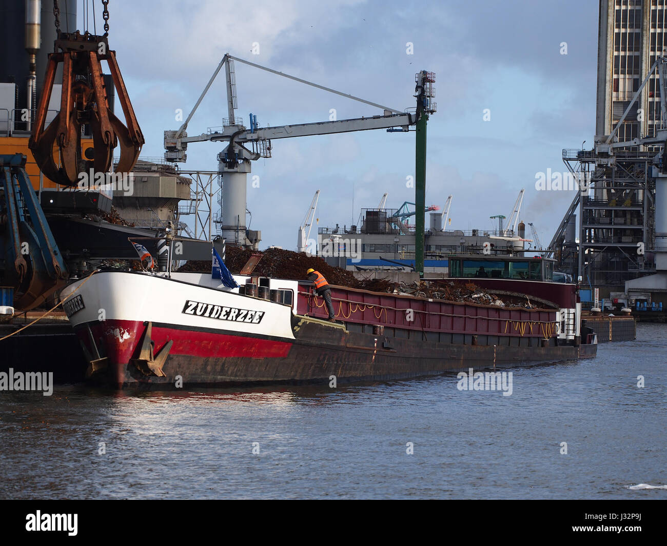 La Zuiderzee era una nave costruita nel 1953, raffigurata qui al porto di Amsterdam. Questa nave rappresenta l'era del dopoguerra dell'industria marittima olandese, servendo vari scopi commerciali e sottolineando il ruolo del porto nel commercio internazionale durante la metà del XX secolo. Foto Stock
