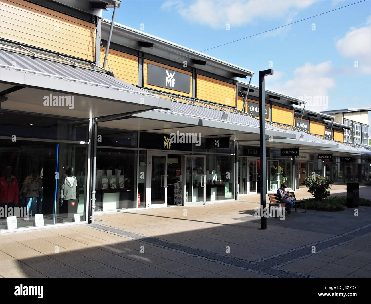 L'Outlet Center di Zweibrücken, in Germania, ospita vari negozi, tra cui WMF, che offrono prodotti scontati di marchi famosi. Serve come destinazione per lo shopping per i cacciatori di occasioni. Foto Stock