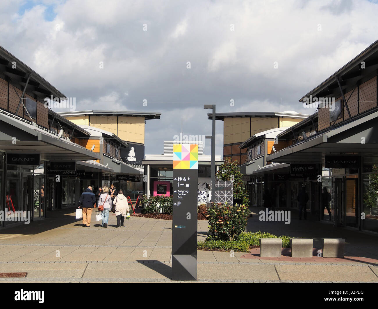 L'Outlet Center Zweibrücken Pic1 è un'immagine del centro commerciale outlet di Zweibrücken, in Germania. Questo centro commerciale outlet è noto per offrire una varietà di prodotti scontati di marca e di marca. Gli acquirenti possono trovare un'ampia gamma di abbigliamento, accessori e calzature dei migliori marchi internazionali a prezzi più bassi. Il centro commerciale è una destinazione molto apprezzata dai cacciatori di occasioni. Foto Stock