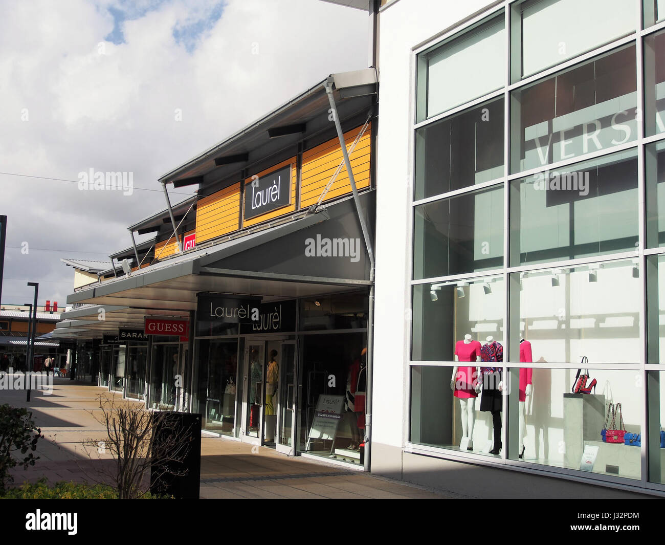 L'outlet Center Zweibrücken, situato a Zweibrücken, in Germania, è un complesso commerciale con una varietà di negozi che offrono prodotti scontati. L'immagine cattura la vista esterna del centro commerciale, che funge da destinazione popolare per gli acquirenti che cercano prodotti di marca a prezzi più bassi. Foto Stock