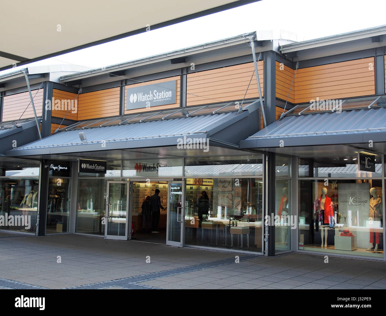 Questa immagine mostra la stazione di sorveglianza presso il centro outlet di Zweibrücken, Germania. La stazione fa parte di un complesso commerciale che offre vari negozi e outlet. Foto Stock
