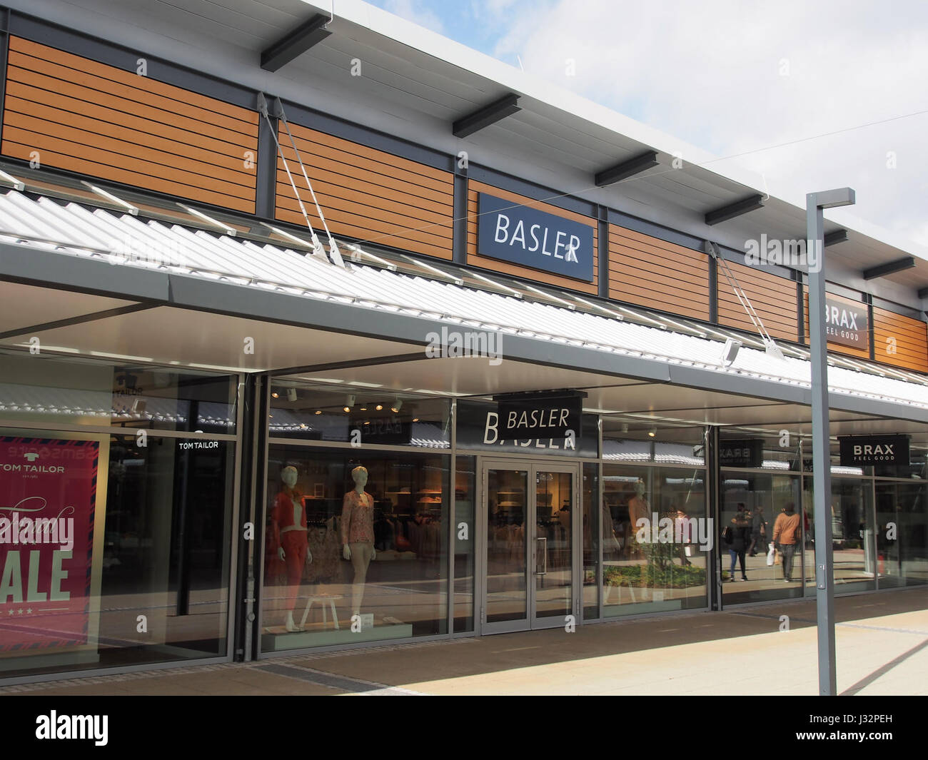 L'Outlet Center Zweibrücken è un centro commerciale a Zweibrücken, in Germania, con vari negozi. Questa immagine evidenzia l'area all'aperto del centro commerciale. Foto Stock