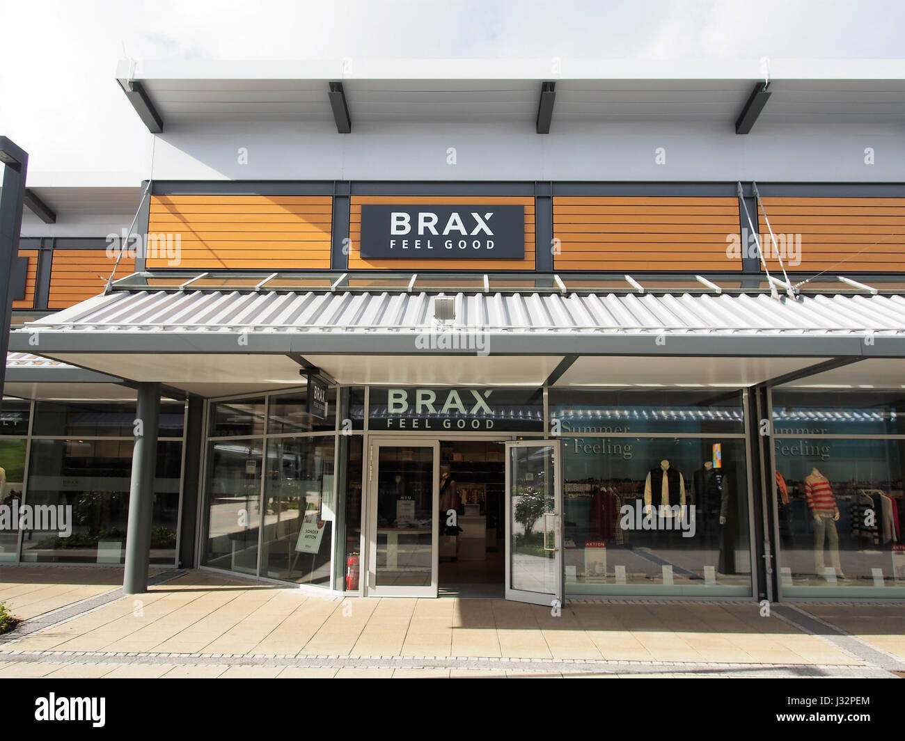 Questa immagine mostra l'Outlet Center di Zweibrücken, in Germania, con un'attenzione particolare al negozio Brax, noto per le sue offerte di vendita al dettaglio di moda. Il centro offre diversi marchi e opportunità di shopping in un moderno ambiente di vendita al dettaglio. Foto Stock