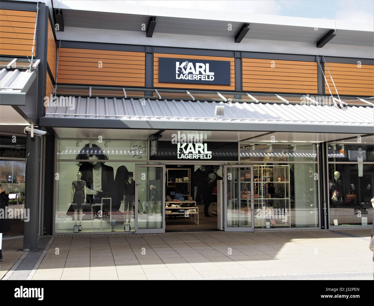 L'Outlet Center Zweibrücken è un complesso commerciale situato a Zweibrücken, in Germania. È noto per offrire una varietà di outlet di marca di lusso, tra cui Karl Lagerfeld, che attira gli acquirenti con stilisti di moda e articoli di lusso. Foto Stock