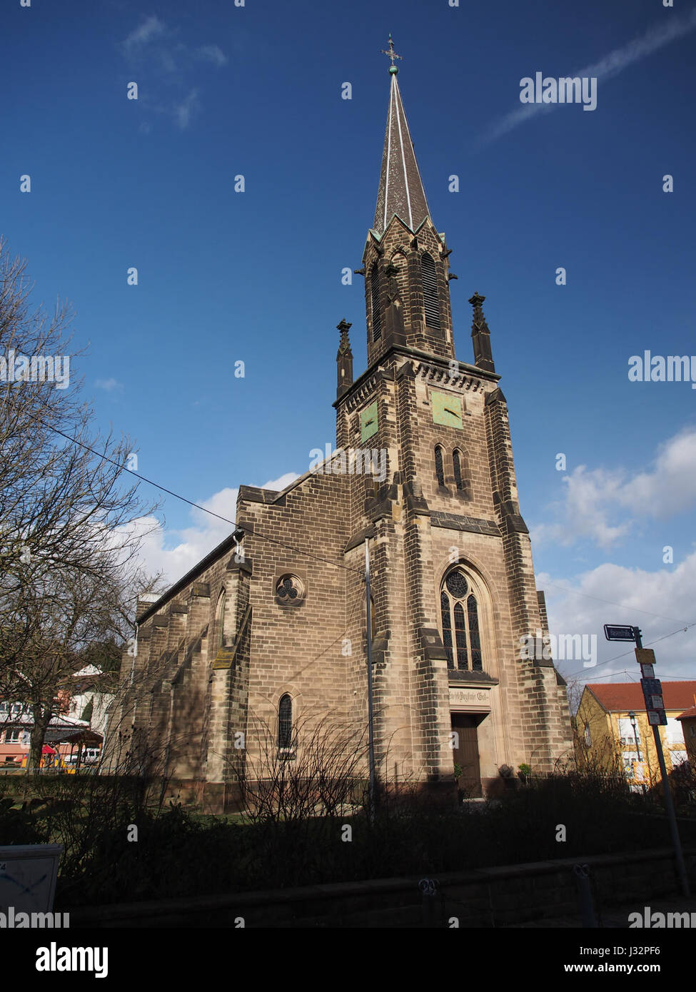 L'Evangelische Kirche (Chiesa evangelica) di Altenkessel, Germania, è un notevole esempio di architettura protestante. La chiesa presenta elementi di design tradizionali con una guglia prominente ed è un importante punto di riferimento nella regione. Foto Stock