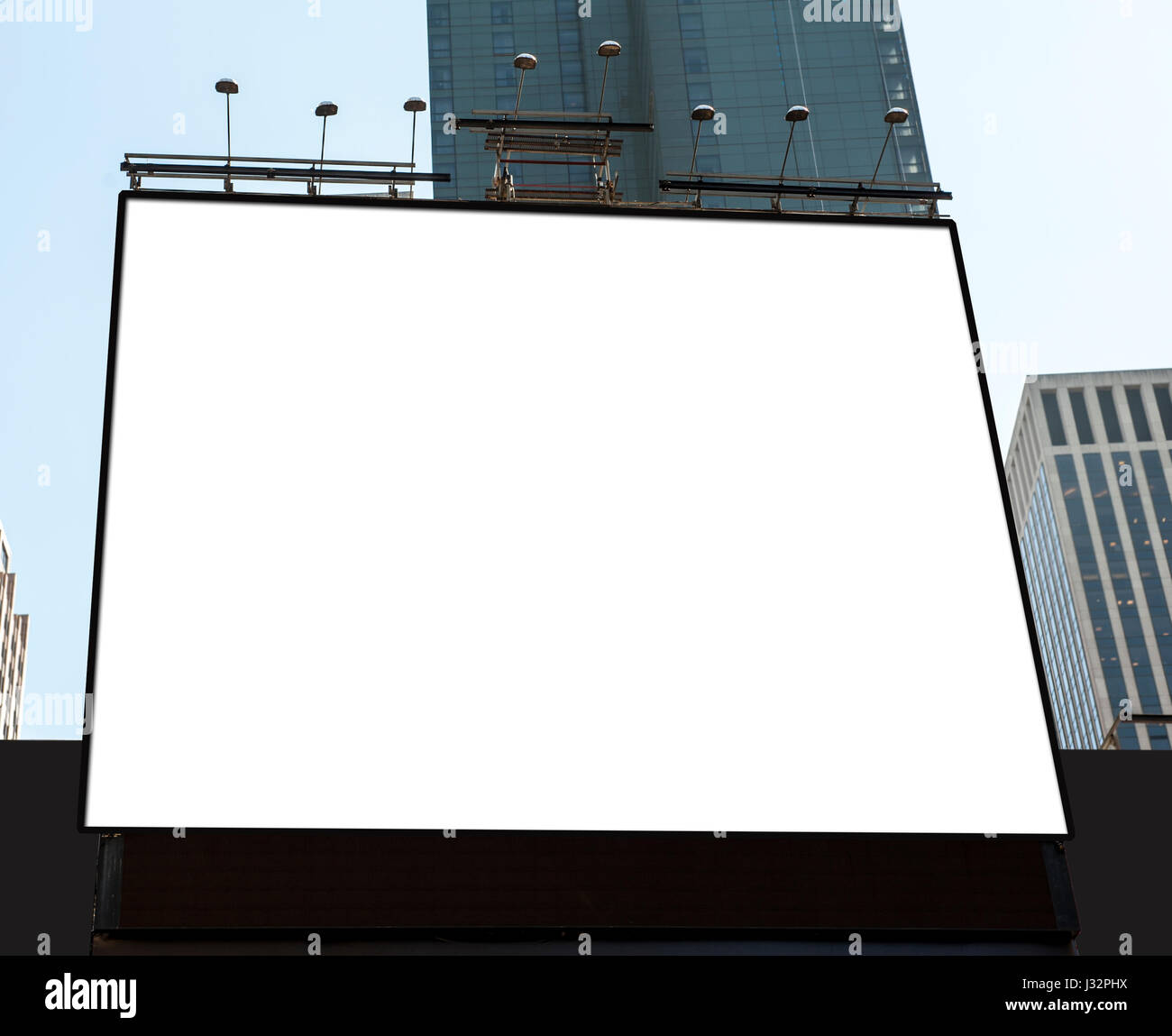 Un grande vuoto billboard urbano con spazio di copia Foto Stock